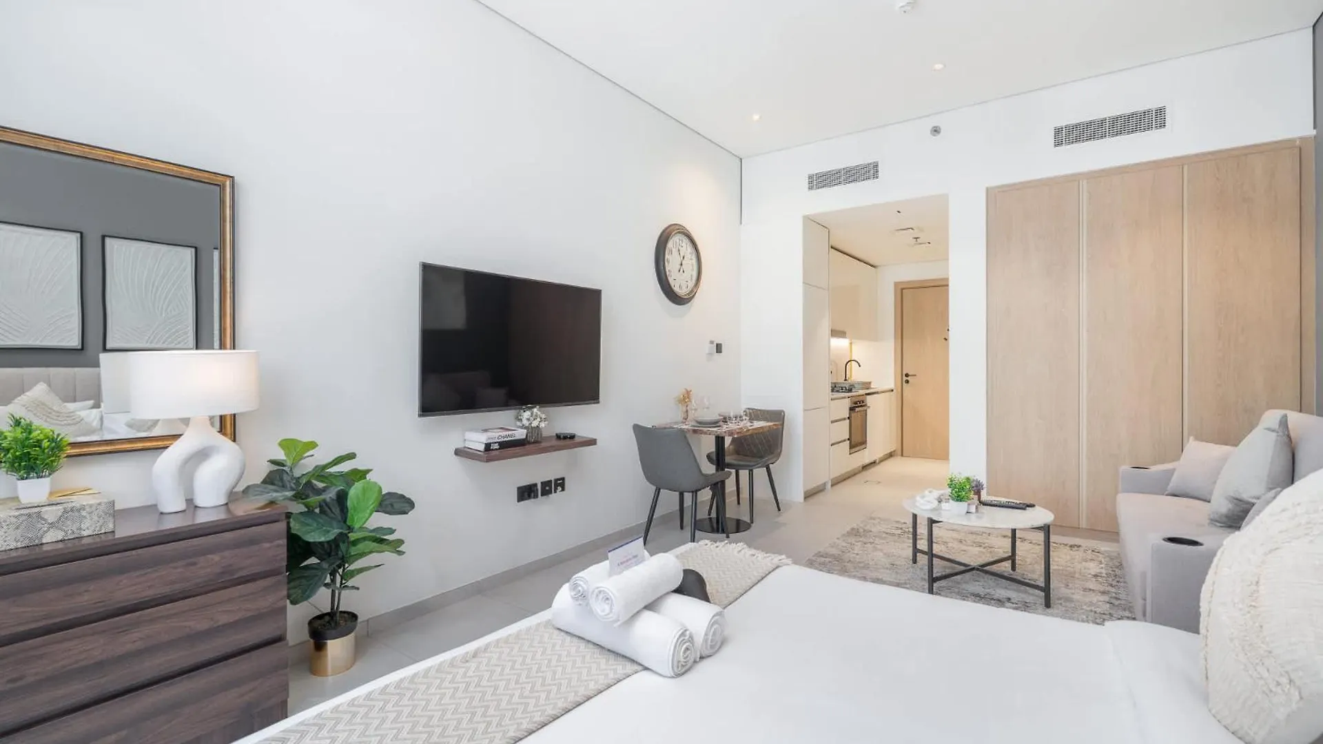 Spacious And Stunning Studio In The Heart Of Jvc Dubai 0*,